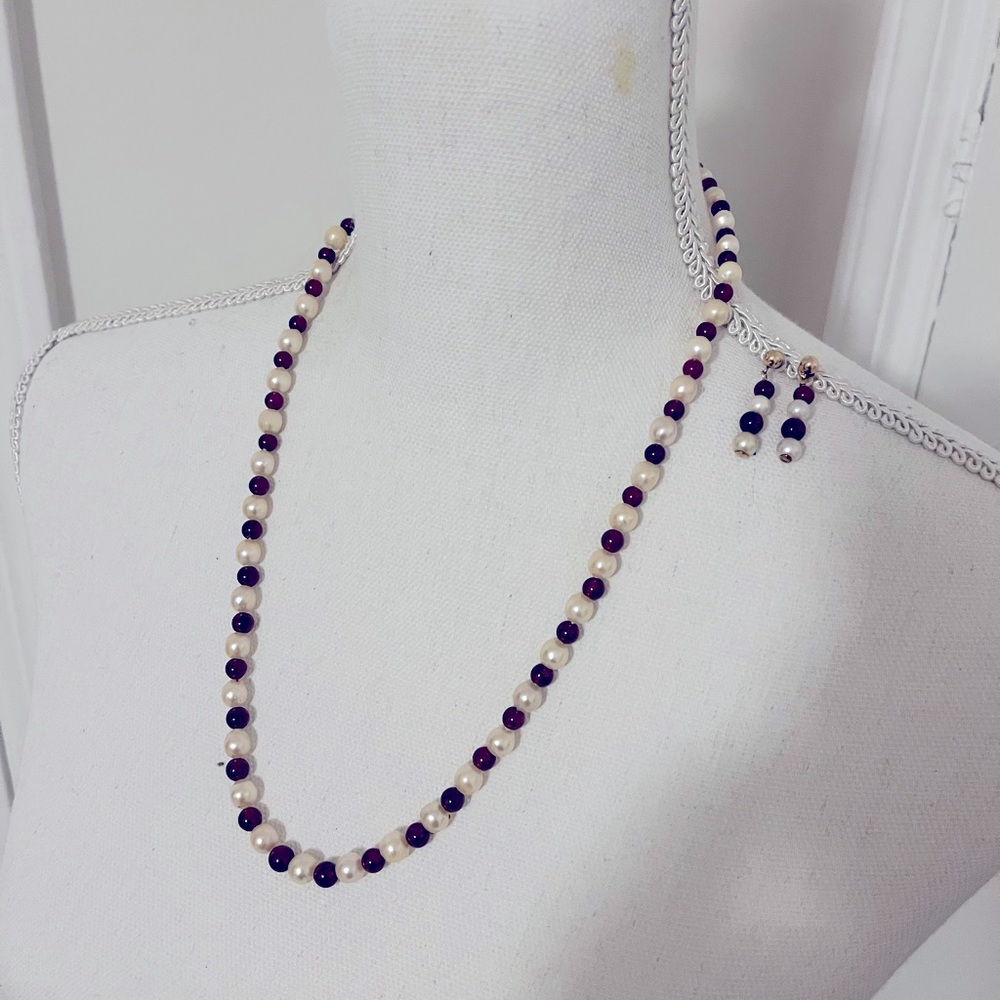 Pearl necklace and matching earrings